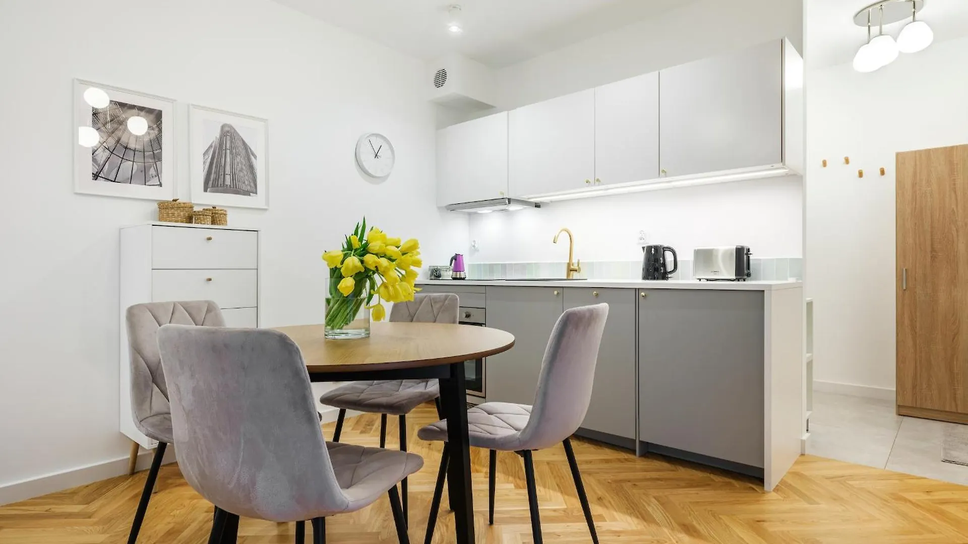 Tyzenhauz Suites Topolowa Krakow 0*,  Poland